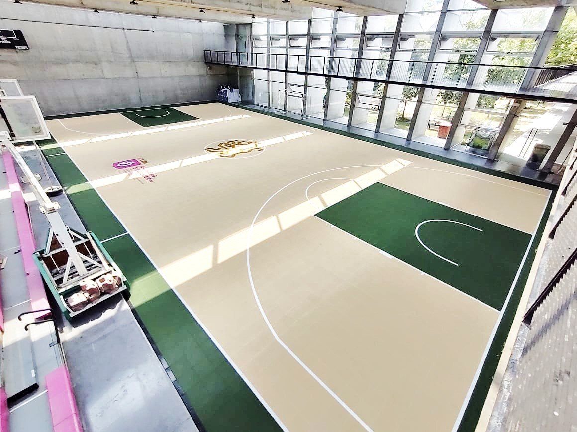 Hardwood premium para basketball profesional con reflejos cinematográficos