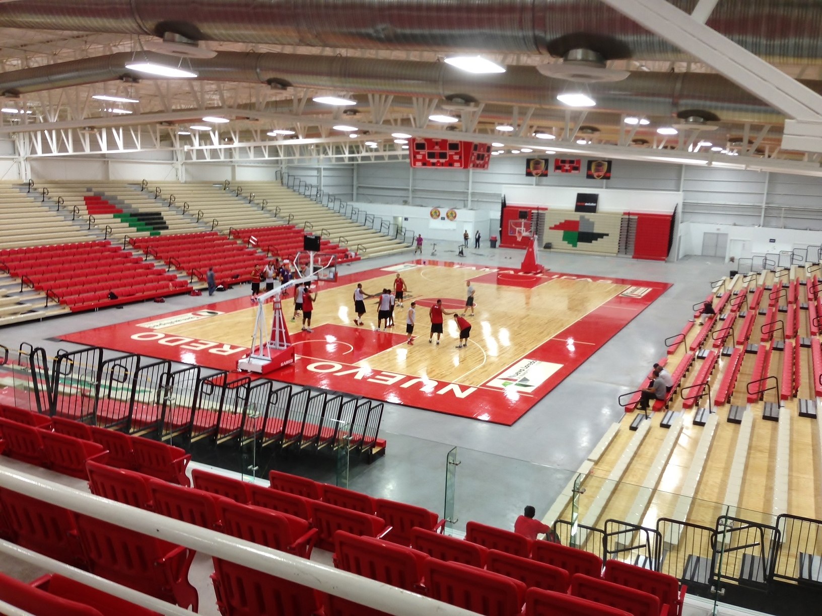 Detalle técnico de equipamiento y acabados en cancha de basketball indoor