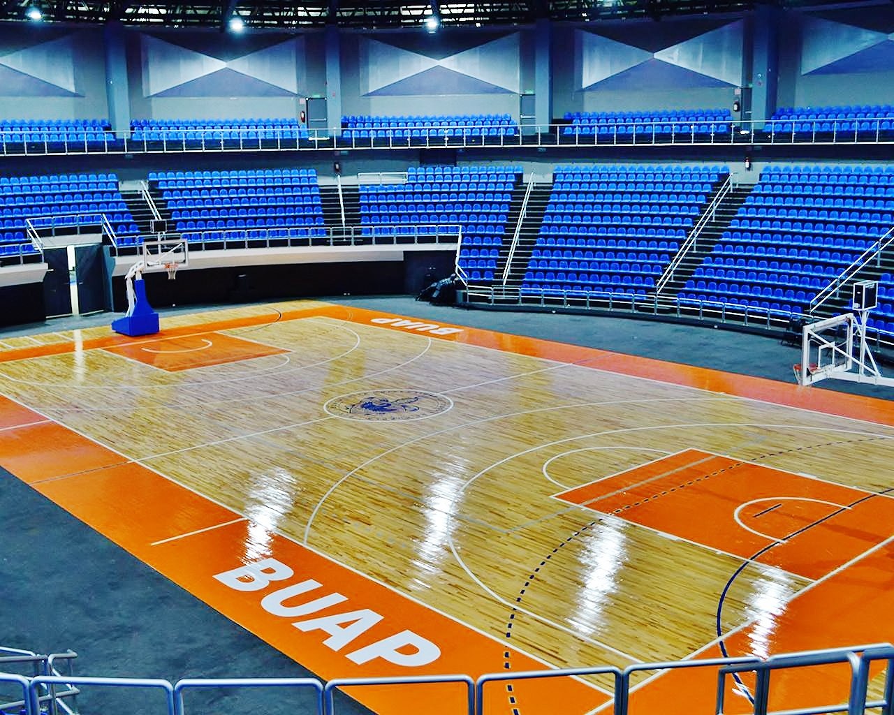 Recinto de basketball profesional con presencia institucional y atmósfera premium