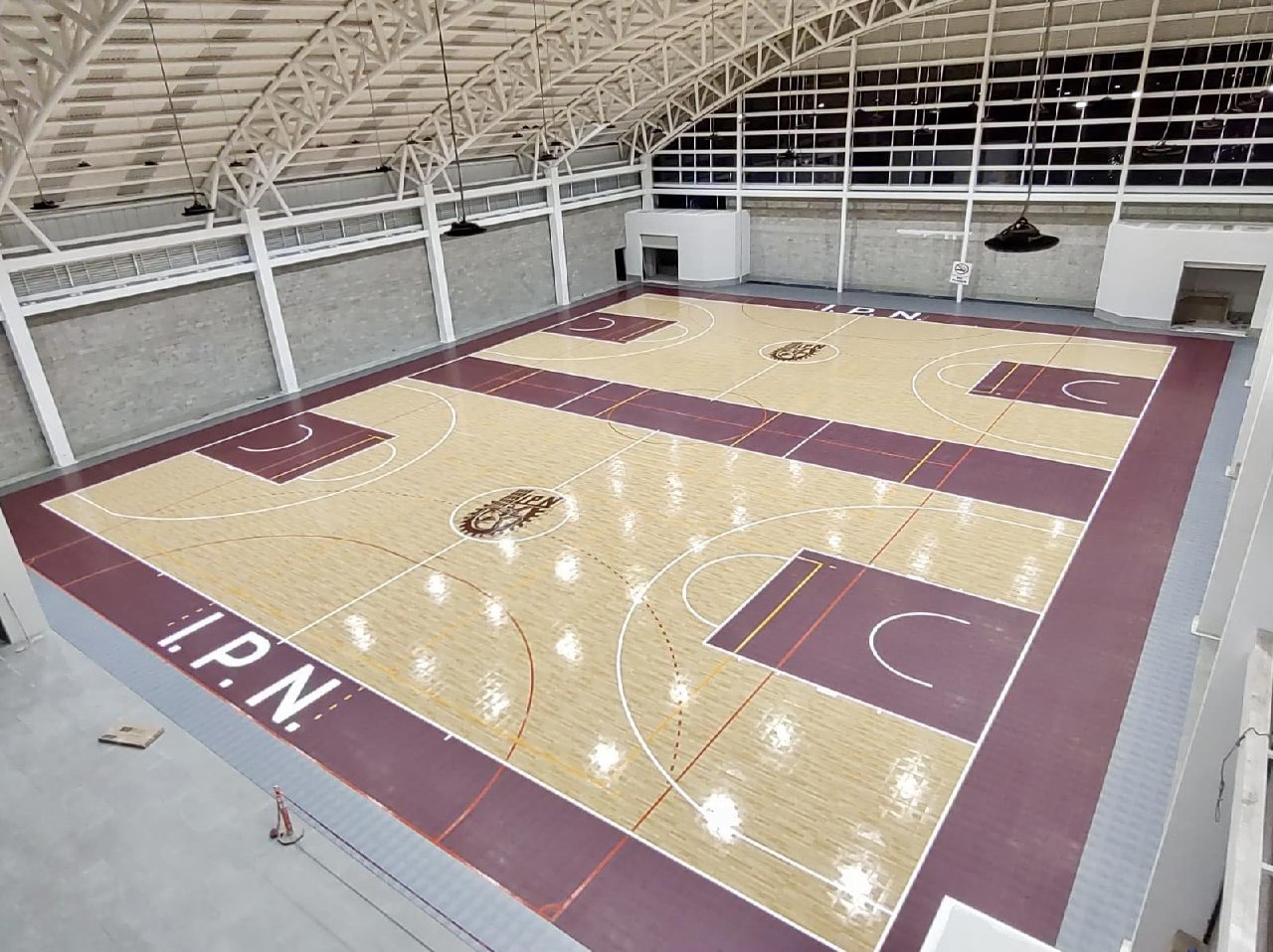 Detalle de duela deportiva con líneas y reflejos premium para basketball