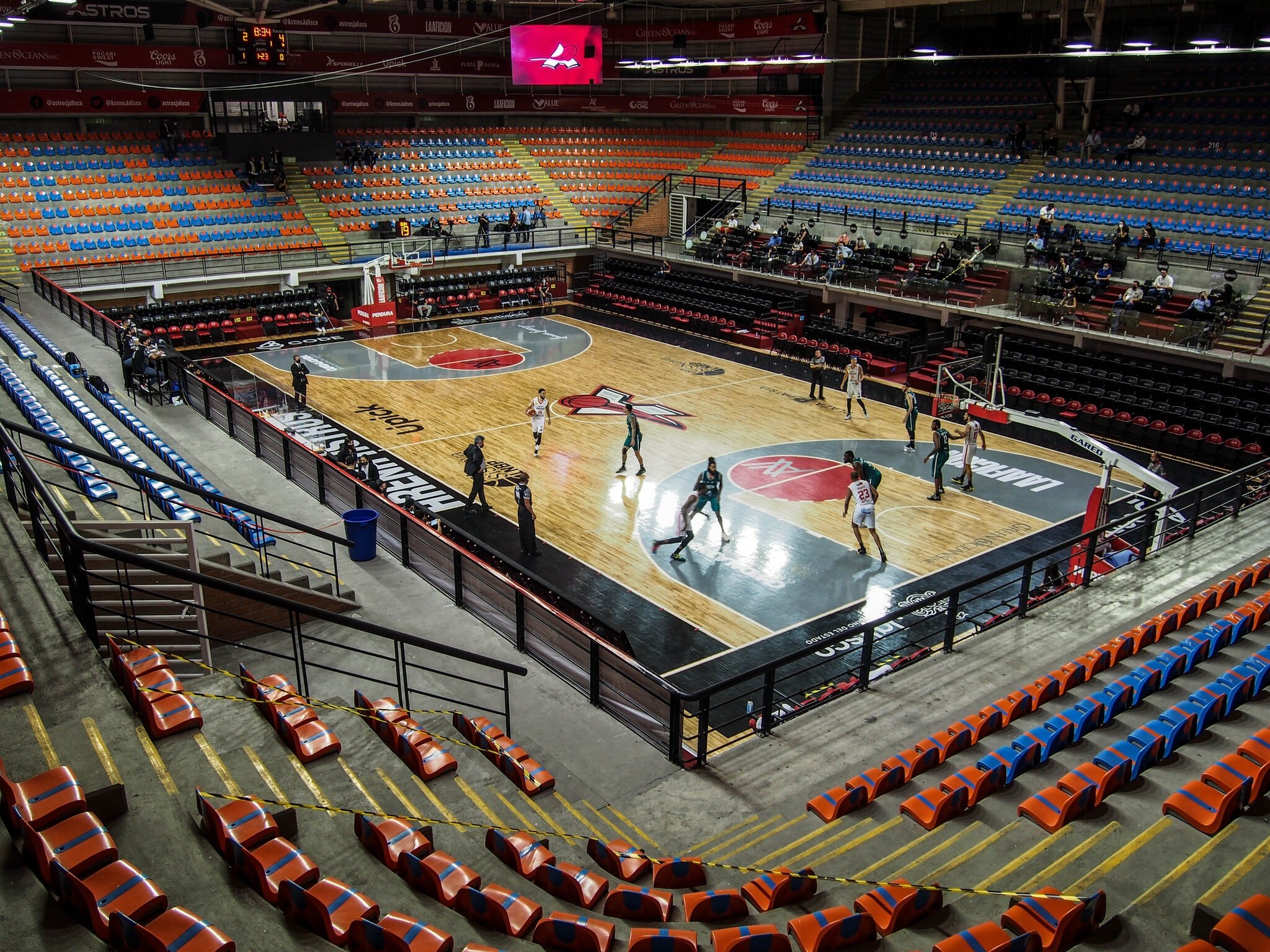 Detalle de hardwood para cancha de basketball profesional