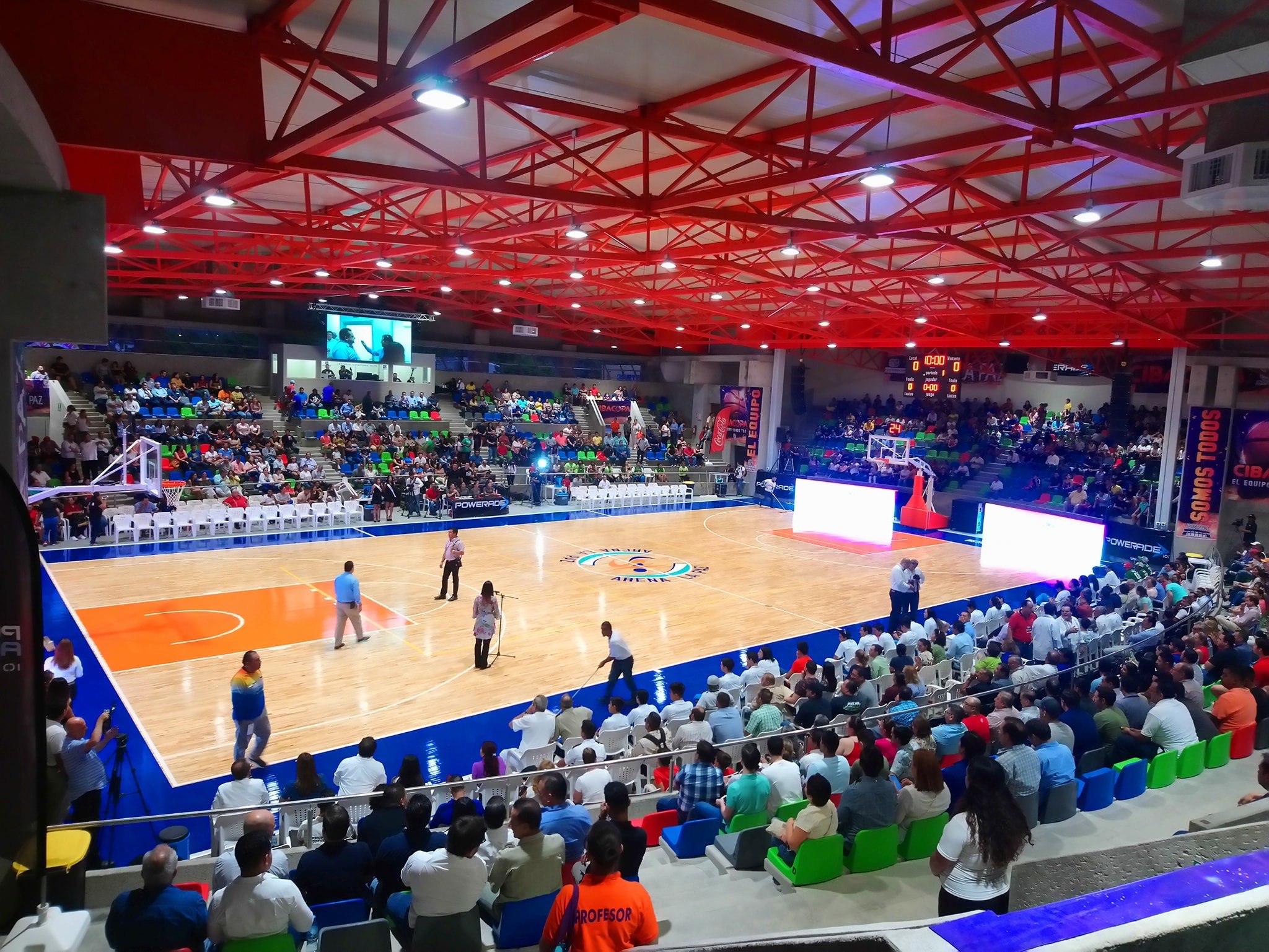 Detalle de líneas y acabado de duela deportiva para basketball
