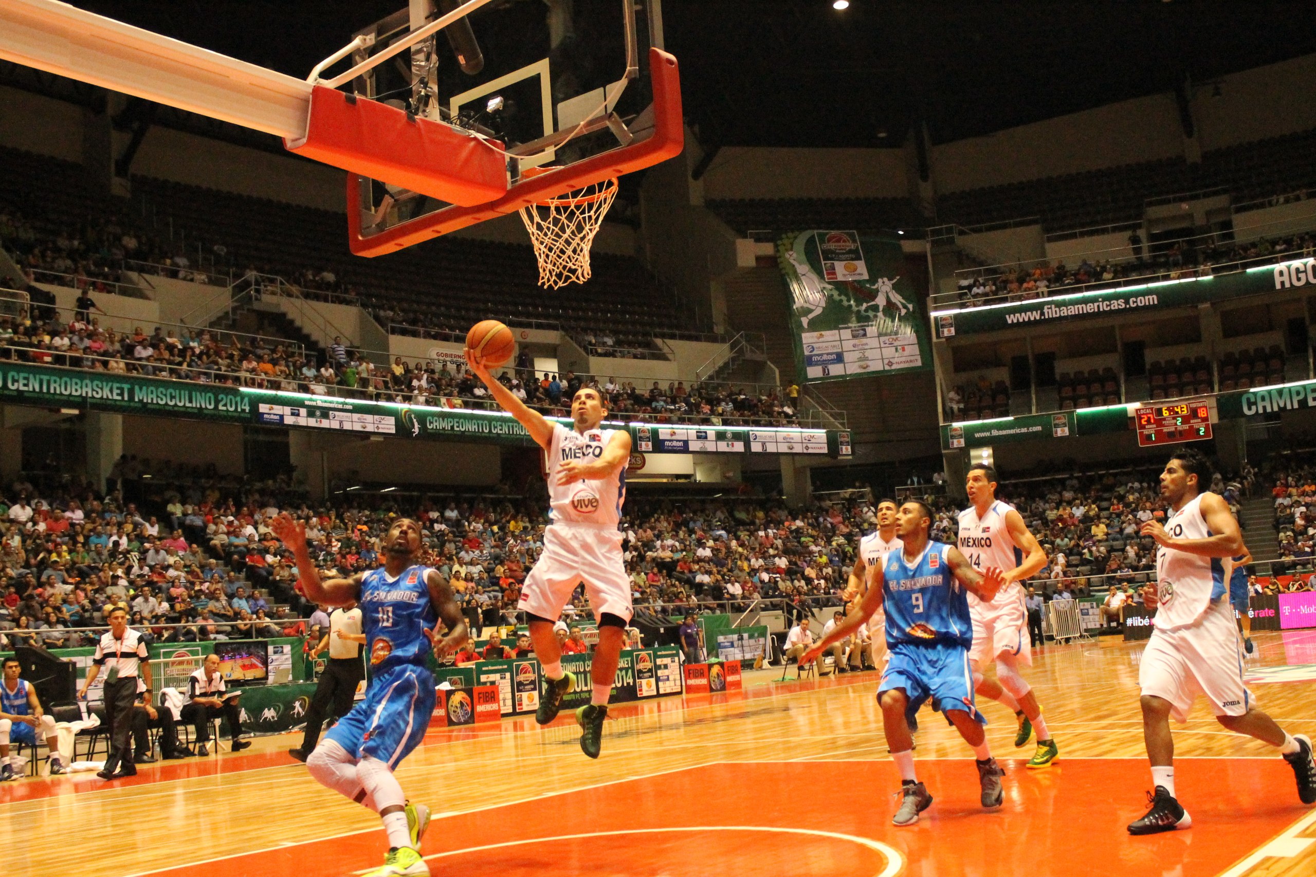 Cancha interior de basketball con atmósfera premium y energía deportiva