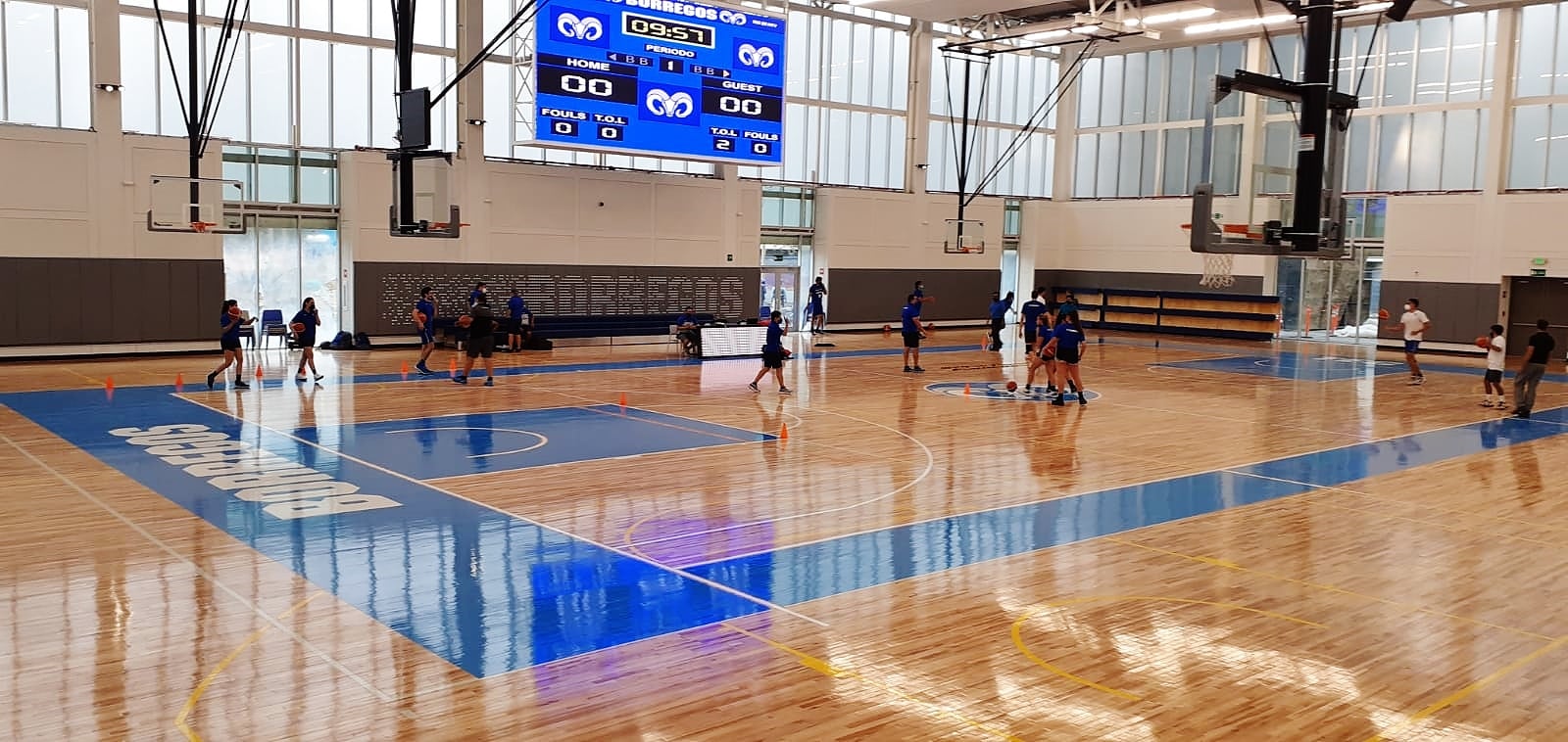 Centro deportivo con duela y gradas