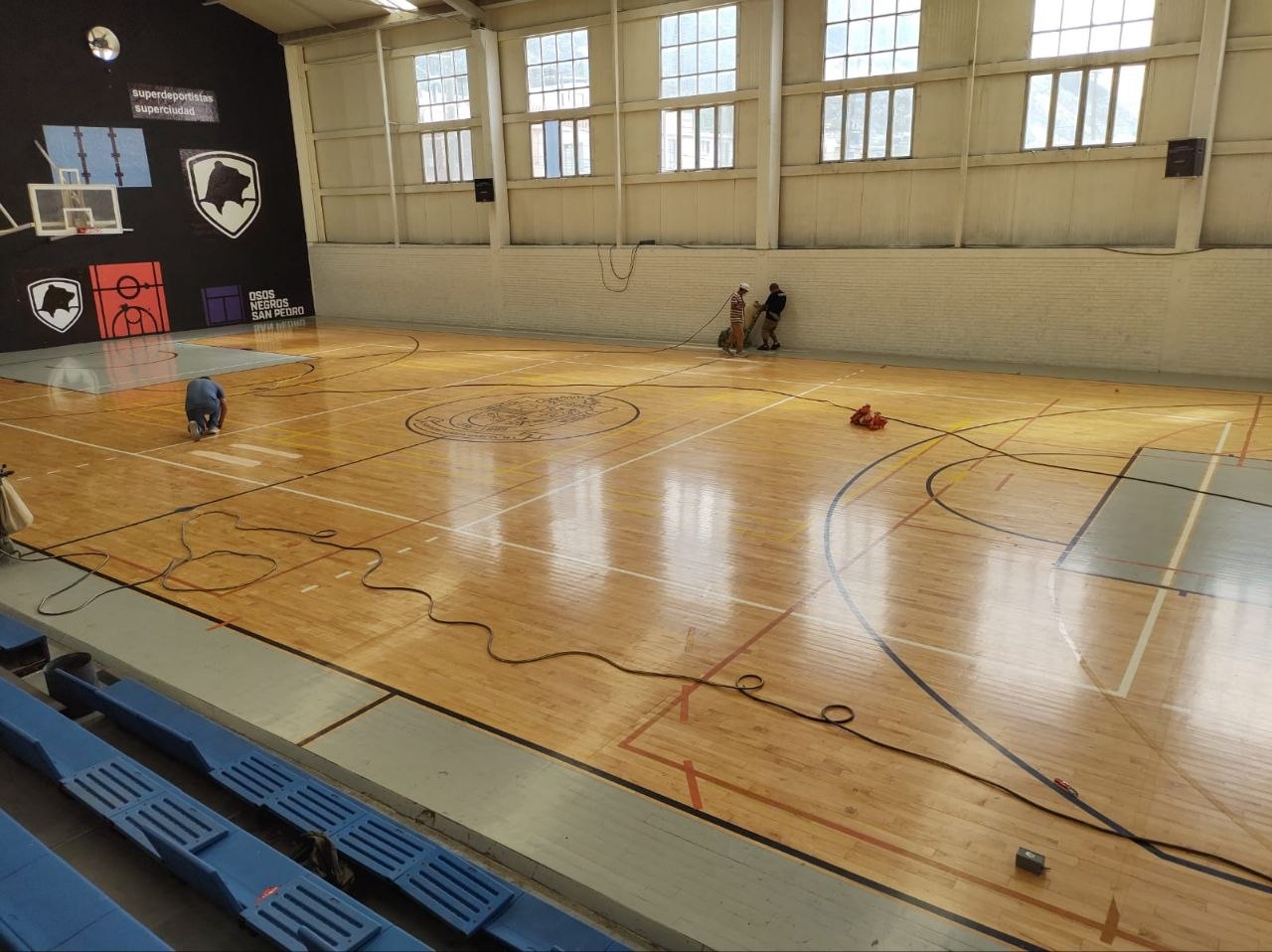 Segundo caso antes de mantenimiento de duela deportiva